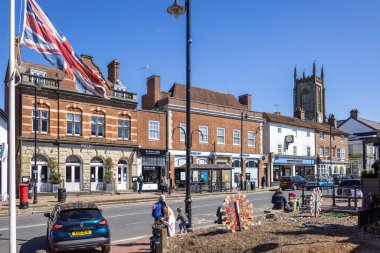EAST GRINSTEAD, Batı SUSSEX, İngiltere - 17 Nisan: Doğu Grinstead 'de 17 Nisan 2021' de Coronvirus Salgını sırasında dükkanların yeniden açılması. Tanımlanamayan kişiler