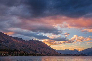Wanaka Gölü 'nde güzel bir akşam gökyüzü