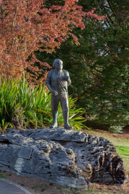 TE ANAU, FIORDLAND, NEW ZEALAND - 17 Şubat 2012: Quinton Makinnon 1851-1892 Te Anau Yeni Zelanda Heykeli