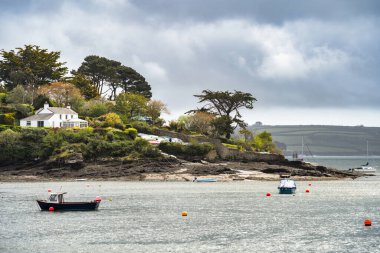 MYLOR Köprüsü, CORNWALL, İngiltere - 9 Mayıs 2021 'de Mylor Köprüsü yakınlarındaki Restronguet Deresi manzarası, Falmouth, Cornwall