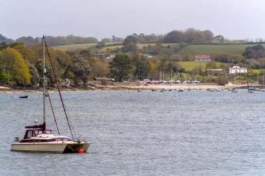 MYLOR Köprüsü, CORNWALL, İngiltere - 9 Mayıs 2021 'de Mylor Köprüsü, Falmouth, Cornwall yakınlarındaki Restronguet Deresi' ne bakın