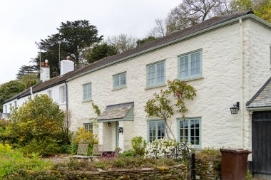 MYLOR Köprüsü, CORNWALL, İngiltere - 9 Mayıs 2021 'de Mylor Köprüsü, Falmouth, Cornwall yakınlarındaki tipik Cornish kulübesinin görüntüsü