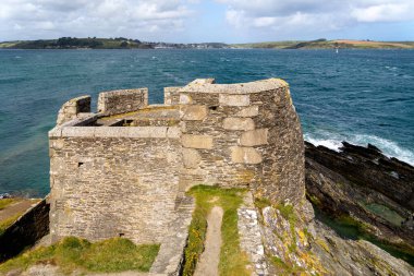 PENDENNIS POINT, FALMOUTH, CORNWALL, UK - 10 MAYIS: Pendennis Kalesi tahkimatları, Falmouth, Cornwall 10 Mayıs 2021