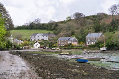 COOMBE, CORNWALL, UK - 12 Mayıs 2021 'de Cornwall' da Coombe 'un görüntüsü. Kimliği belirsiz biri.
