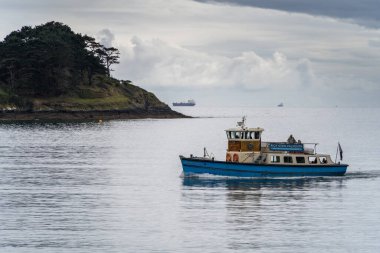 St. Mawes, Cornwall 'a 12 Mayıs 2021' de demir atmış tekneler. Tanımlanamayan kişiler