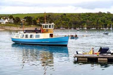 St. Mawes, Cornwall 'dan 12 Mayıs 2021' de kalkan feribot. Tanımlanamayan kişiler