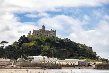 MARAZION, CORNWALL, UK - 11 Mayıs 2021 'de Marazion Cornwall yakınlarındaki St. Michaels Mount' ın görüntüsü. Tanımlanamayan kişiler