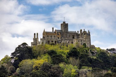 MARAZION, CORNWALL, İngiltere - 11 Mayıs 2021 'de Marazion Cornwall yakınlarındaki St. Michaels Dağı manzarası