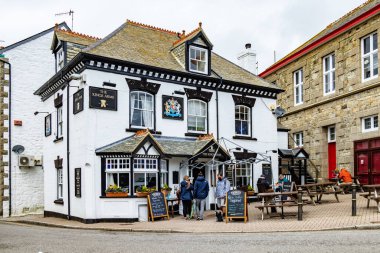 MARAZION, CORNWALL, İngiltere - 11 Mayıs 2021 tarihinde Cornwall 'daki Marazion' da Kings Arms 'ın kamu binasının görüntüsü. Tanımlanamayan kişiler