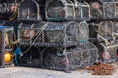 PORTHLEVEN, CORNWALL, İngiltere - 11 Mayıs 2021 'de Porthleven, Cornwall' da bazı ıstakoz saksılarının görüntüsü