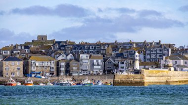 ST IVES, CORNWALL, İngiltere - 13 Mayıs 2021 tarihinde Porthminster plajından St Ives, Cornwall 'a doğru görüntü. Tanımlanamayan kişiler