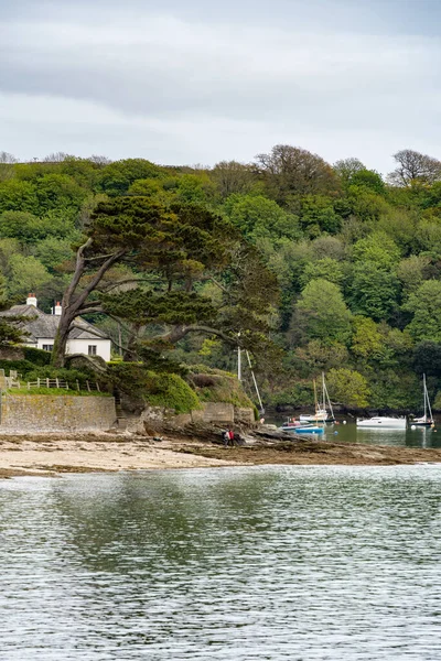 Mawes Cornwall May 2021年5月12日停泊在康沃尔圣莫伊的船只 两个身份不明的人 — 图库照片