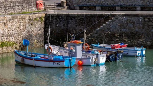 Porthleven Cornwall Storbritannien Maj Utsikt Över Båtar Hamnen Porthleven Cornwall — Stockfoto