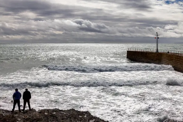 Porthleven Cornwall Maj Burzliwa Pogoda Przy Ścianie Portowej Porthleven Kornwalii — Zdjęcie stockowe