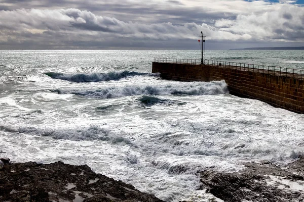Porthleven Cornwall Storbritannien Maj Stormigt Väder Vid Hamnväggen Porthleven Cornwall — Stockfoto