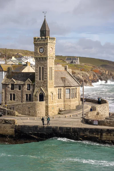 Porthleven Cornwall May 2021年5月11日 イギリスのコーンウォール州ポートレヴェンにあるビックフォード スミス研究所の時計塔 未確認の人 — ストック写真