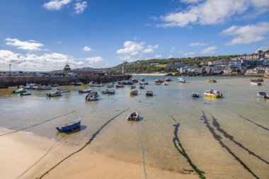 ST IVES, CORNWALL, İngiltere - 13 Mayıs 2021 'de St Ives, Cornwall' da tekne görüntüsü