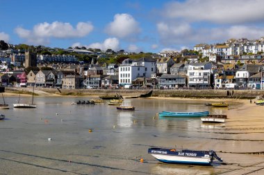 ST IVES, CORNWALL, UK - 13 Mayıs 2021 'de St Ives, Cornwall' da tekne görüntüsü. Tanımlanamayan kişiler