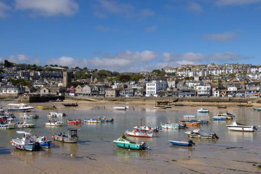 ST IVES, CORNWALL, İngiltere - 13 Mayıs 2021 'de St Ives, Cornwall' da tekne görüntüsü
