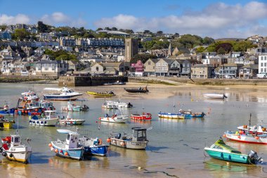 ST IVES, CORNWALL, İngiltere - 13 Mayıs 2021 'de St Ives, Cornwall' da tekne görüntüsü