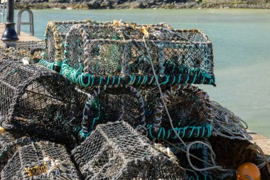 ST IVES, CORNWALL, İngiltere - 13 Mayıs 2021 'de St Ives, Cornwall rıhtımında ıstakoz kapları