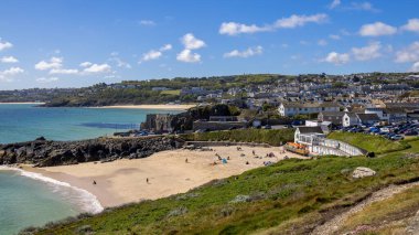 ST IVES, CORNWALL, UK - 13 Mayıs 2021 'de St. Ives, Cornwall' daki Porthgwidden plajı. Tanımlanamayan kişiler