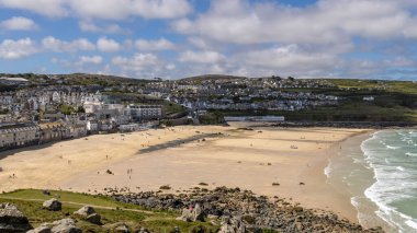 St. Ives, Cornwall 'daki Porthmeor plajının 13 Mayıs 2021' deki görüntüsü. Tanımlanamayan kişiler