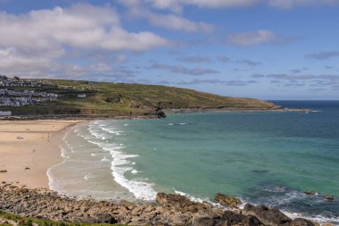 St. Ives, Cornwall 'daki Porthmeor plajının 13 Mayıs 2021' deki görüntüsü. Tanımlanamayan kişiler