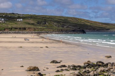 St. Ives, Cornwall 'daki Porthmeor plajının 13 Mayıs 2021' deki görüntüsü. Tanımlanamayan kişiler