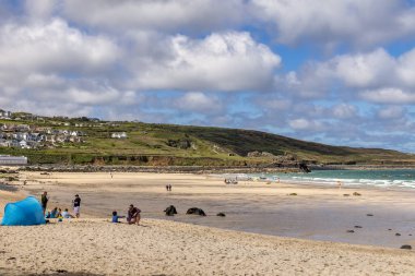 St. Ives, Cornwall 'daki Porthmeor plajının 13 Mayıs 2021' deki görüntüsü. Tanımlanamayan kişiler