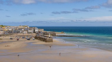 ST IVES, CORNWALL, UK - 13 Mayıs 2021 'de St Ives, Cornwall' da tekne görüntüsü. Tanımlanamayan kişiler