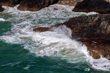 Cornwall 'daki Kynance Koyu' nda engebeli kıyı manzarası