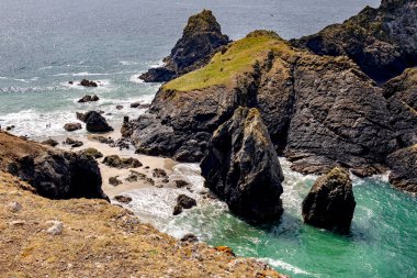 Cornwall 'daki Kynance Koyu' nda engebeli kıyı manzarası