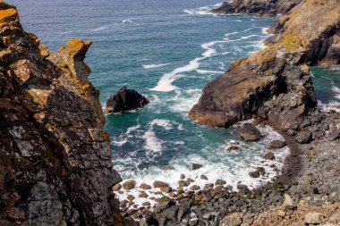 Cornwall 'daki Kynance Koyu' nda engebeli kıyı manzarası