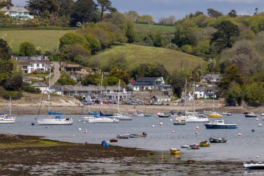 Helston, Cornwall 'da 14 Mayıs 2021' de Helford Creek 'ten alçak gelgitte HELFORD, CORNWALL, İngiltere - 14 Mayıs 2021' de görüntü. Tanımlanamayan kişiler
