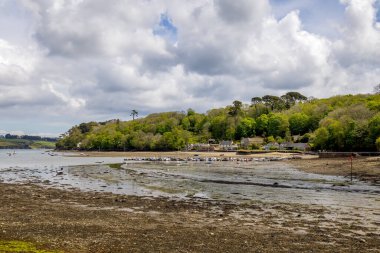 HELFORD, CORNWALL, İngiltere - 14 Mayıs 2021 Helston, Cornwall 'da sular çekildiğinde Helford Creek' ten görüntü