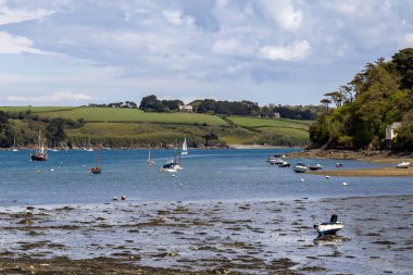 HELFORD, CORNWALL, İngiltere - 14 Mayıs 2021 Helston, Cornwall 'da sular çekildiğinde Helford Creek' ten görüntü