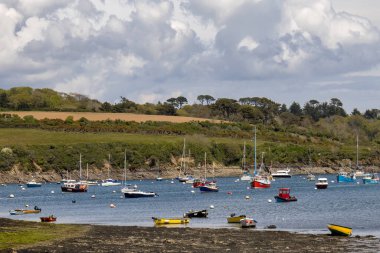 HELFORD, CORNWALL, İngiltere - 14 Mayıs 2021 Helston, Cornwall 'da sular çekildiğinde Helford Creek' ten görüntü