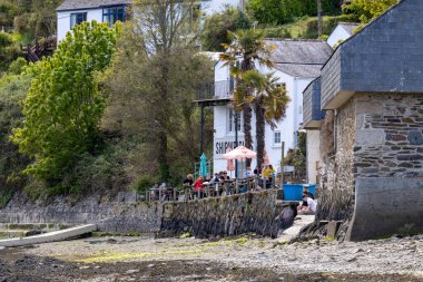 14 Mayıs 2021 'de Cornwall, Helston' daki Shipwright Arms 'da yemek yiyen insanlar. Tanımlanamayan kişiler