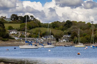 HELFORD, CORNWALL, İngiltere - 14 Mayıs 2021 Helston, Cornwall 'da sular çekildiğinde Helford Creek' ten görüntü