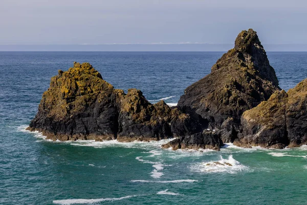 Cornwall Daki Kynance Koyu Nda Engebeli Kıyı Manzarası — Stok fotoğraf