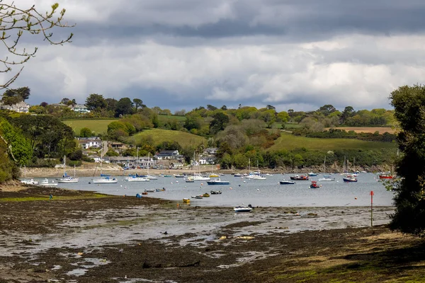 Helford Cornwall 5月14日 5月14日のコーンウォールのヘルフォード クリークからの眺め 正体不明の一人 — ストック写真