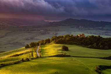 VAL D 'ORCIA, TUSCANY, ITALY - 18 Mayıs 2013' te Toskana İtalya 'da Val d' Orcia 'ya yaklaşan fırtına