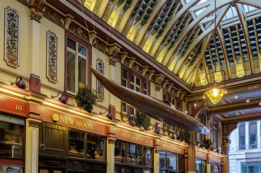 LONDON, İngiltere - 20 Aralık 2015 'te Londra' da Leadenhall Market 'in tavanından kayak askıya alındı