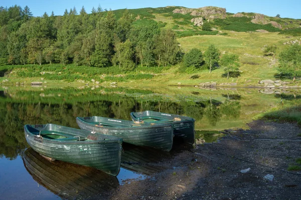 Roddbåtar Förtöjda Vid Watendlath Tarn Lake District Cumbria — Stockfoto
