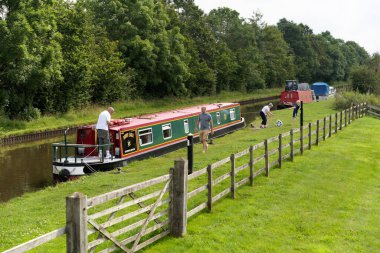 BETTISFIELD, CLWYD, WALES - 10 Temmuz 2021 'de Bettisfield, Clwyd' de kanal tekne tatili. Kimliği belirsiz dört kişi.