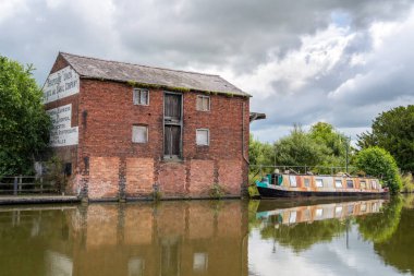 12 Temmuz 2021 'de Ellesmere, Shropshire' da Dar bir tekne.