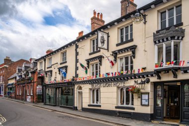 12 Temmuz 2021 'de Ellesmere, Shropshire' daki Black Lion Oteli 'nin görüntüsü. Kimliği belirsiz bir adam.