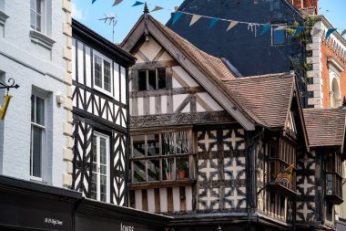 SHREWSBURY, SHROPSHIRE, İngiltere - 13 Temmuz 2021 'de Shrewsbury, Shropshire' daki eski binaların görüntüsü