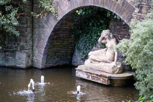 Shrewsbury Shropshire Velká Británie Června 2021 Pohled Sochu Ženy Jezeře — Stock fotografie